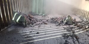 Bando depósito de cenizas en contenedores